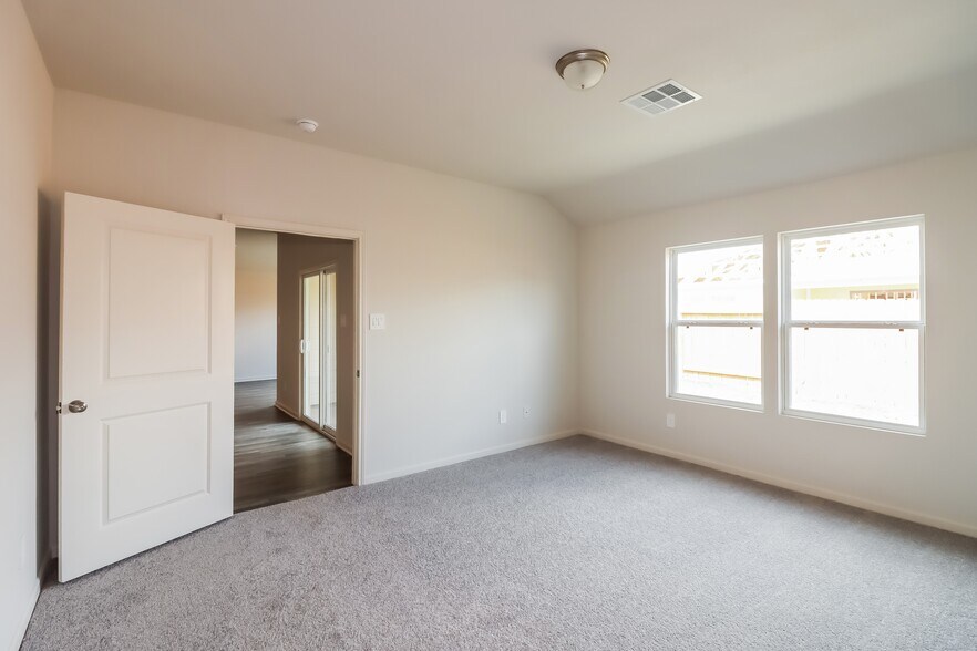 Building Photo - 5516 Fox Blf Dr