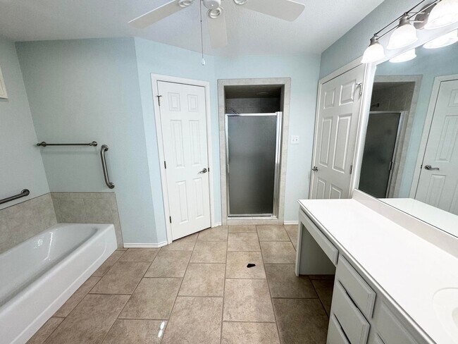 Building Photo - 3 Bed 2 Bath Ready To Rent ASAP!