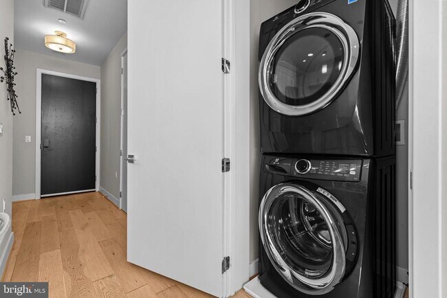 Building Photo - 646 H St NE