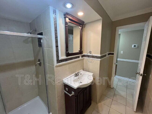 Building Photo - 1090 Greenwood Trail W Dr