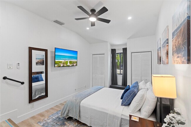 Building Photo - 719 NE 36th St