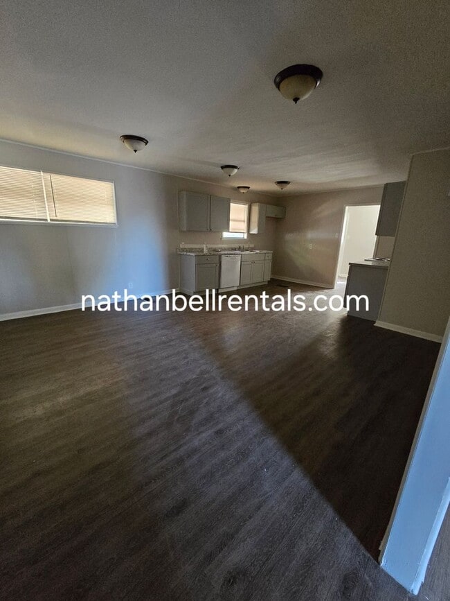 Building Photo - Single-Family Home: 4 bed, 2 bath
