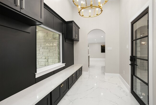 Building Photo - 4002 Dixie Farm Rd