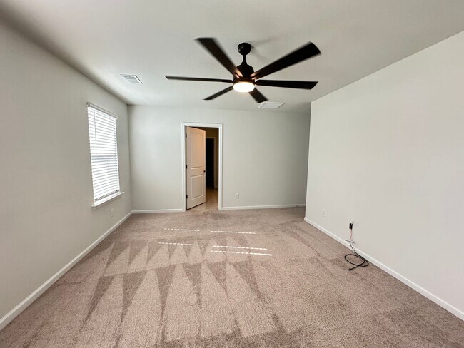 Building Photo - 4 Br/2.5 Bth in The Watergrass Community