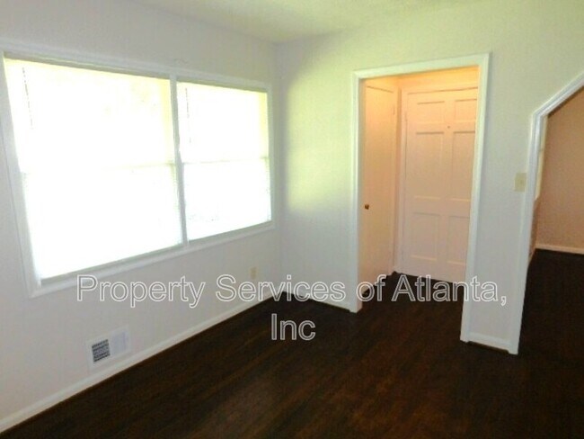 Building Photo - 879 Forest Ridge Dr SE