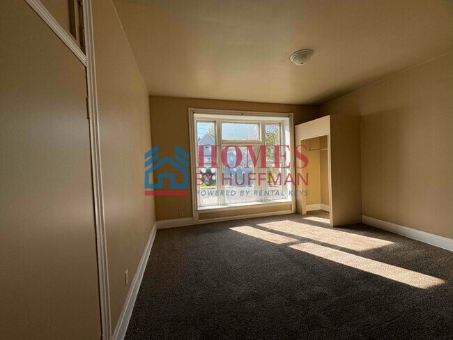 Building Photo - Three Bedroom House | Move in Ready
