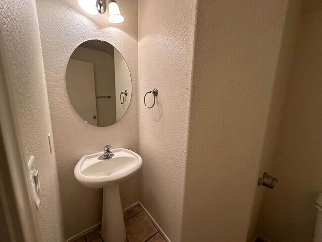Building Photo - Beautiful 3 Bedroom Home with RV Parking