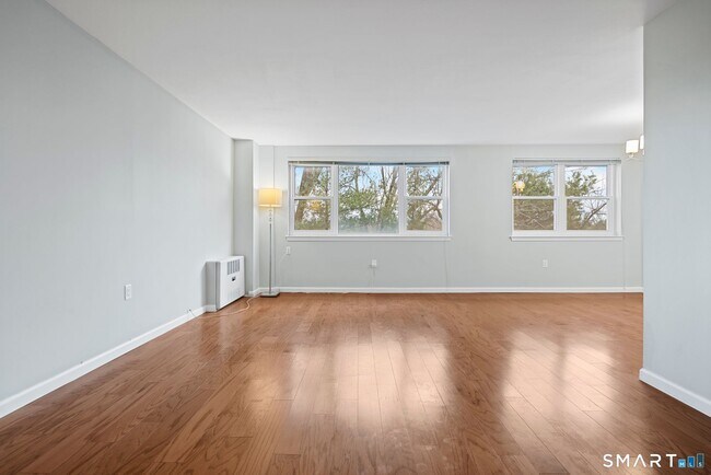 Building Photo - 891 Farmington Ave