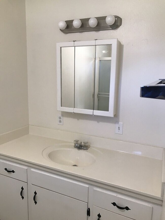 Building Photo - 3BED2BATH - YARD, GARAGE,
