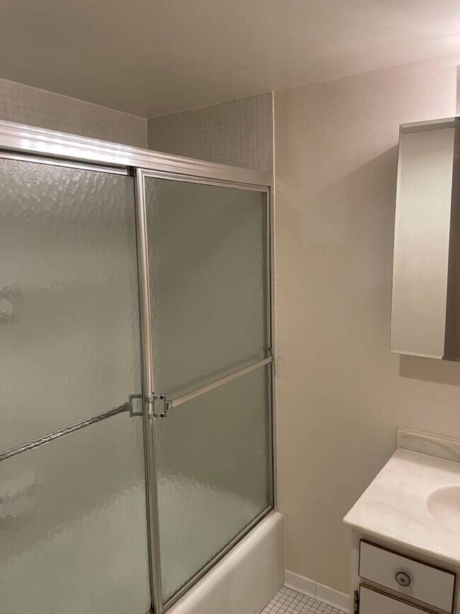 Large ensuite Bathroom with shower/tub - 1401 N Rhodes St