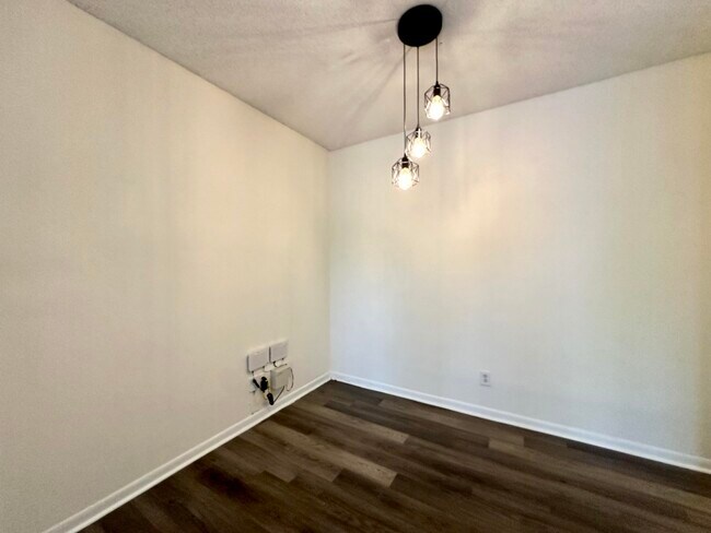 Building Photo - 720 Cypress Ln