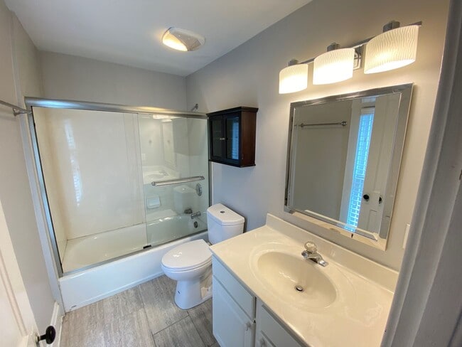 Building Photo - Italian Village home with Huge Yard