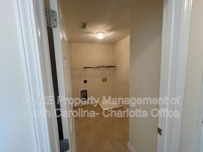 Building Photo - 705 Weeping Willow Dr