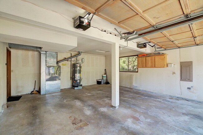 Building Photo - 4Bd/2.25Ba Redmond House