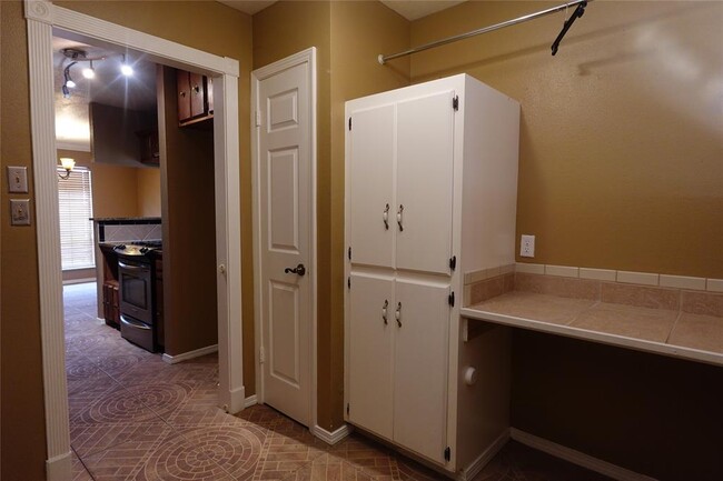 Building Photo - 6314 Sandy Oaks Dr