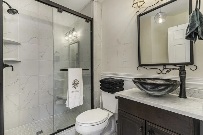 Building Photo - 342 King St