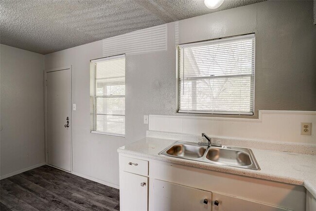 Building Photo - 714 Old Martindale Rd