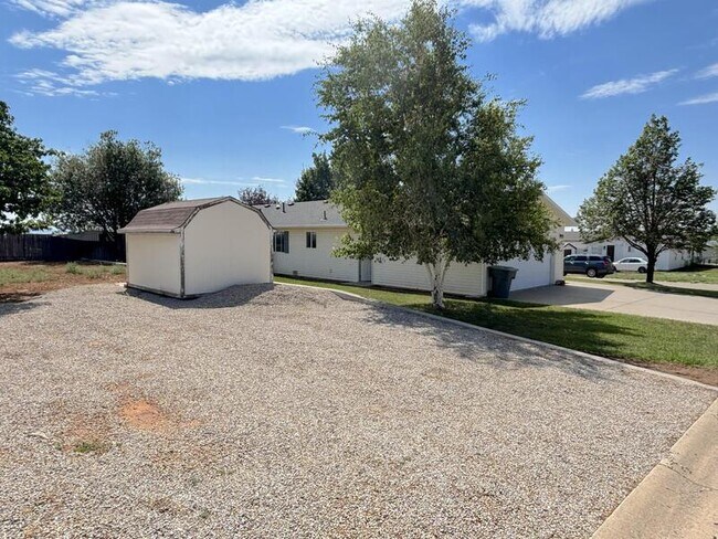 Building Photo - 465 Meadowlark Ln