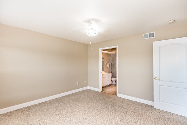 Building Photo - UPDATED GROUND FLOOR CONDO CLOSE TO 1-75