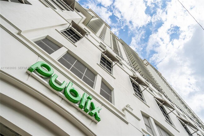 Building Photo - 999 SW 1st Ave