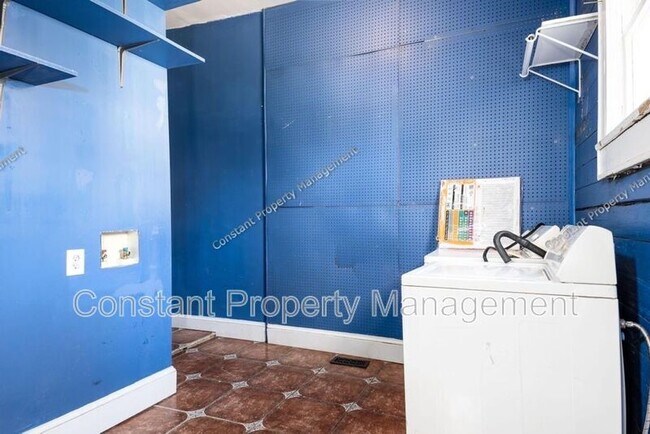 Building Photo - 979 Highland Terrace