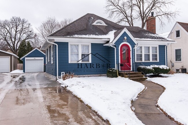 Building Photo - Updated Craftsman Living: 2BR/2BA + Den in NW Rochester