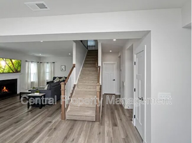 Building Photo - 200 Hollythorpe Ln