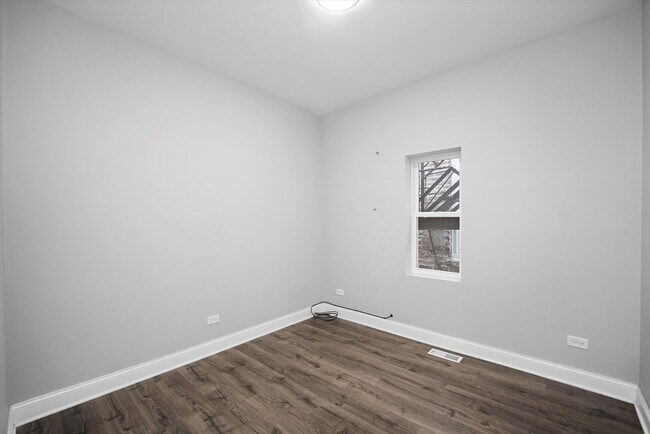 Building Photo - 1627 W 17th St