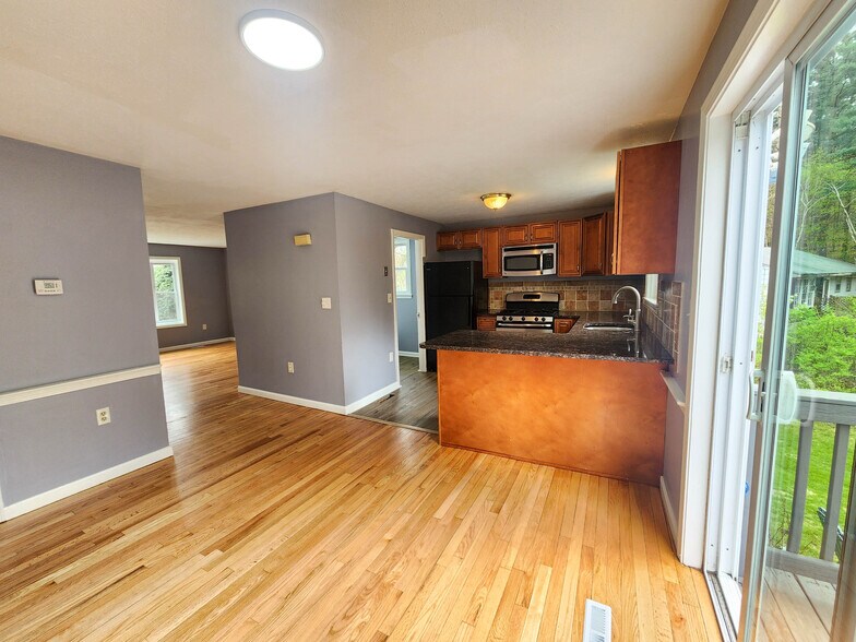 Building Photo - 67 Burgundy Dr