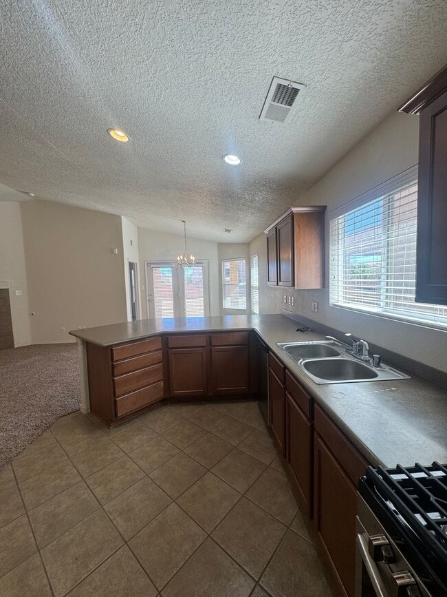 Building Photo - 3 bed 2 bath home in Huning Ranch