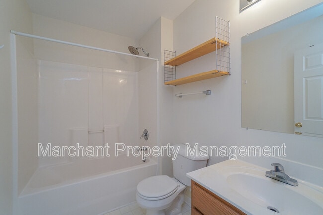 Building Photo - 335 Woodlark St