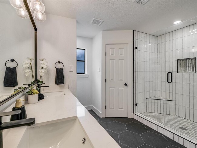 Building Photo - 2600 Piping Rock Trail