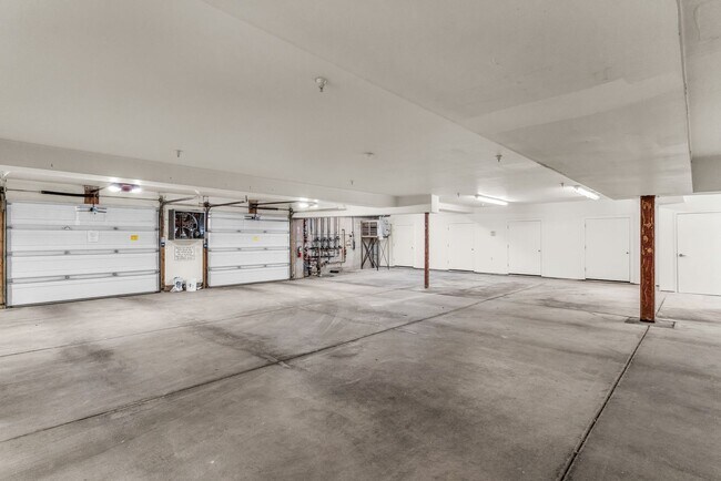 Building Photo - 8381 Meadowview Ct