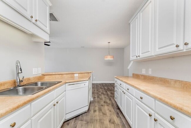 Building Photo - Beautiful town home in the quiet Towne Park community!!