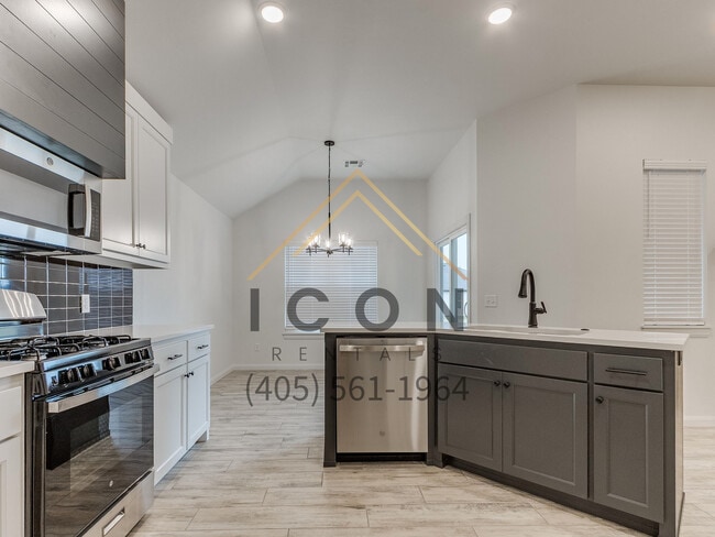 Building Photo - 5001 SE 86th St