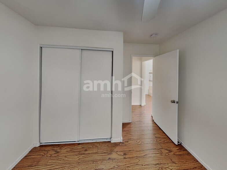 Building Photo - 1951 Silver Whisper Ave