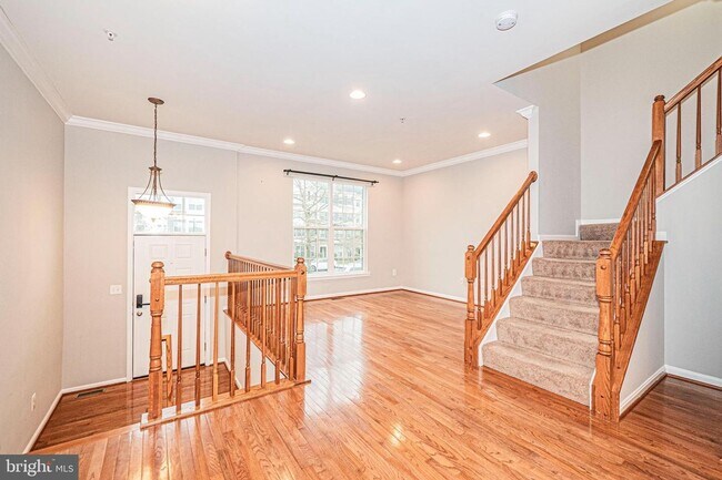 Building Photo - SPACIOUS 3 LEVEL TOWNHOUSE IN CLARKSBURG