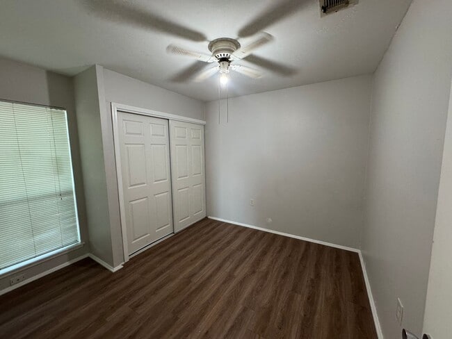 Building Photo - NICE 3 BR HOME W/ EASY ACCESS TO FT. SAM, ...