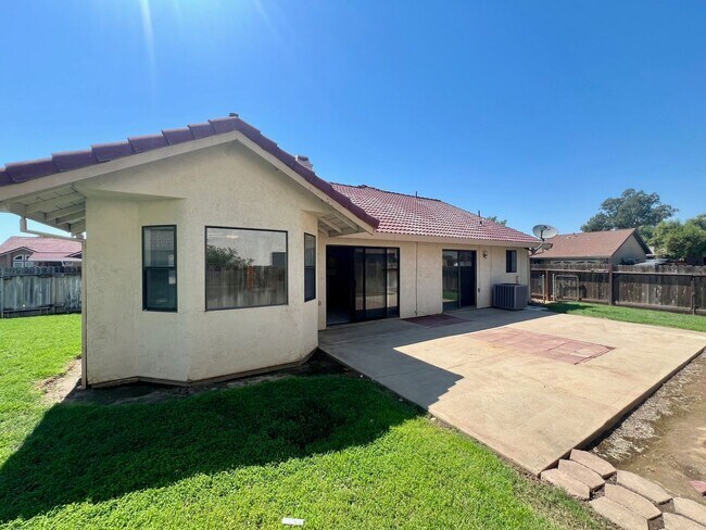 Building Photo - Single story with 3 car garage!