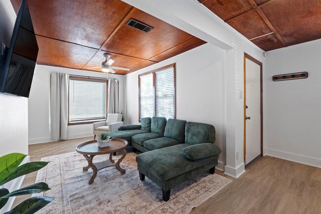 Building Photo - 1308 E 12th St