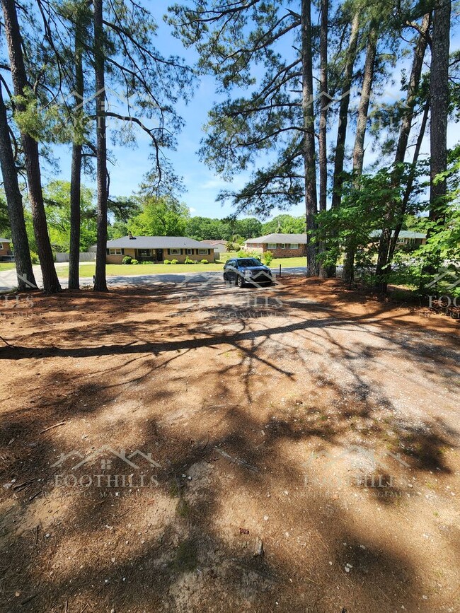 Building Photo - Charming 3-Bed Brick Rental Near Schools &...