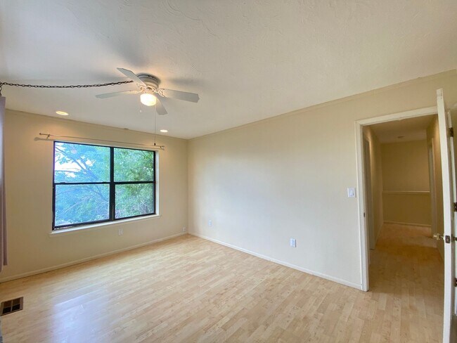 Building Photo - Spacious Home in Vista Primera