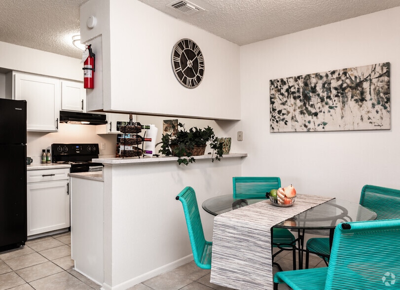 2BR, 1BA - 796SF Dining room & Kitchen - Loma Vista Apartments
