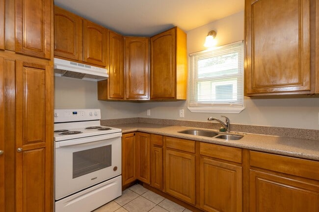 Building Photo - Spacious 4 bedroom in 77707. More pics com...