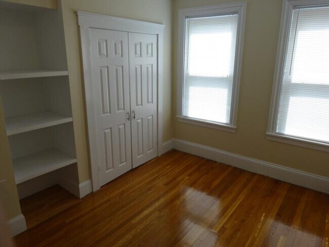 Building Photo - No Brokers Fee, No Security Deposit, Bright Large luxury unit, High-End tiled bathrooms, In-Unit ...