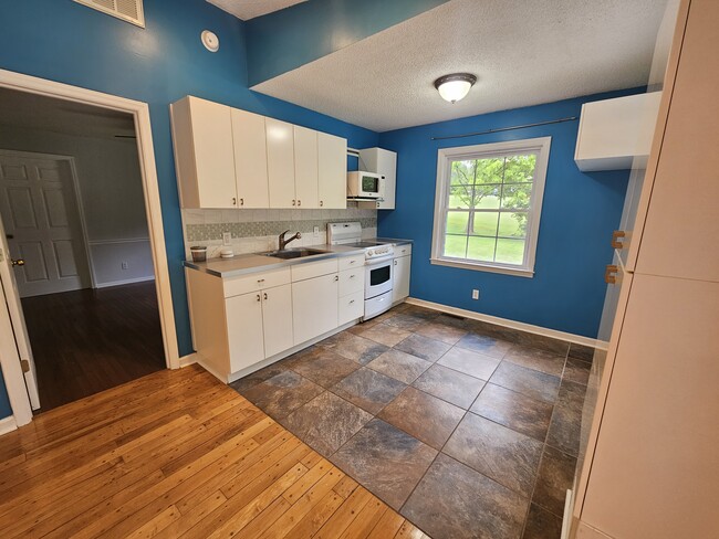 Apartment Kitchen - 5311 Adrian Rd