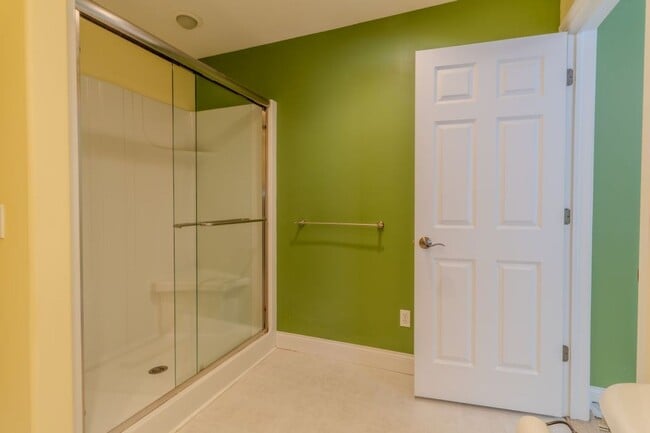 Building Photo - Modern Living Meets Cozy Charm