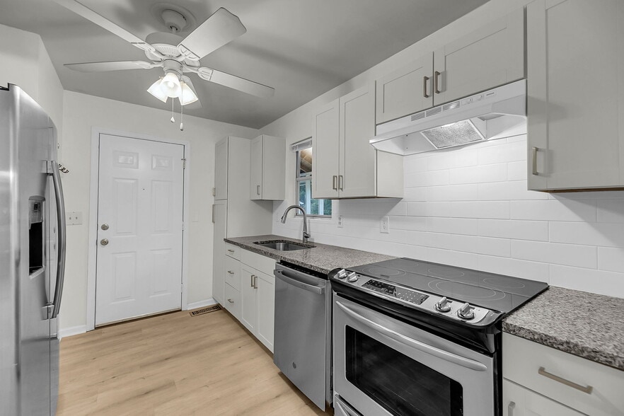 Kitchen - 1594 Point Park Dr