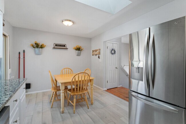 Building Photo - 4 Bed 2 Bath Near Fort Carson!