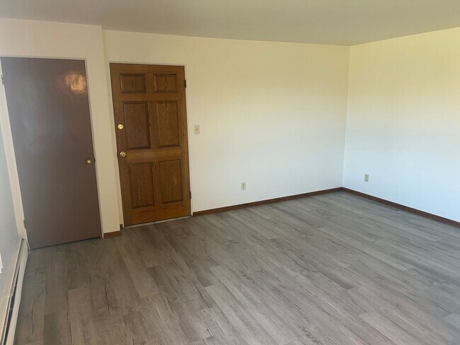 Building Photo - 2 Bedroom Lower in Neenah. Heat & Water included